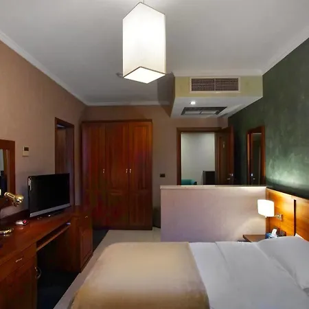 Nov Otel Tiran